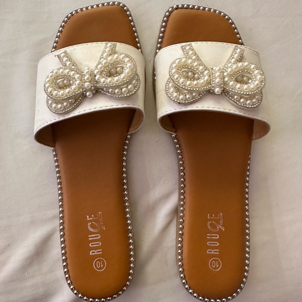 Rouge Helium Women’s White Pearl Bow Embellished Sandals